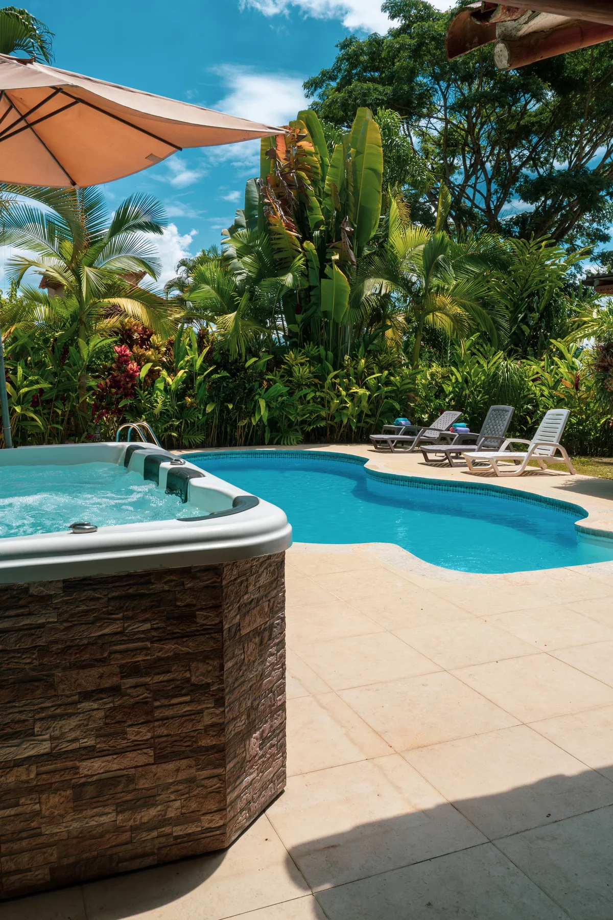 Jacuzzi y piscina