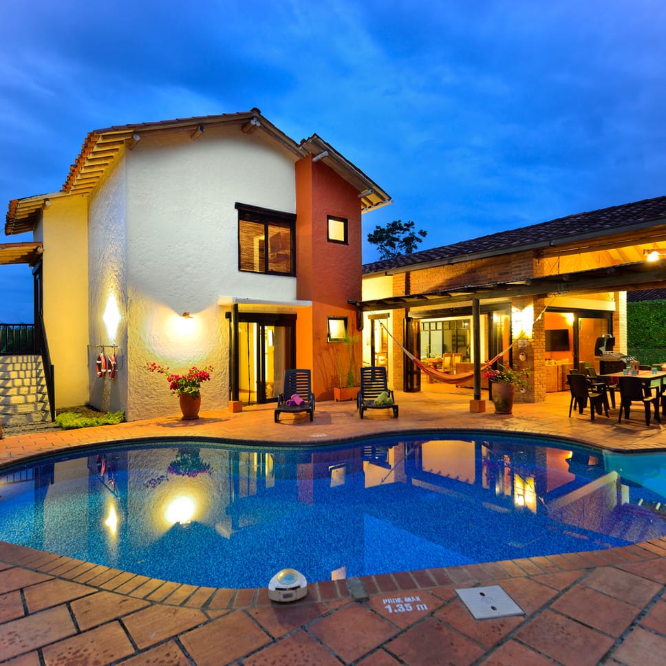 Casa y piscina al atardecer