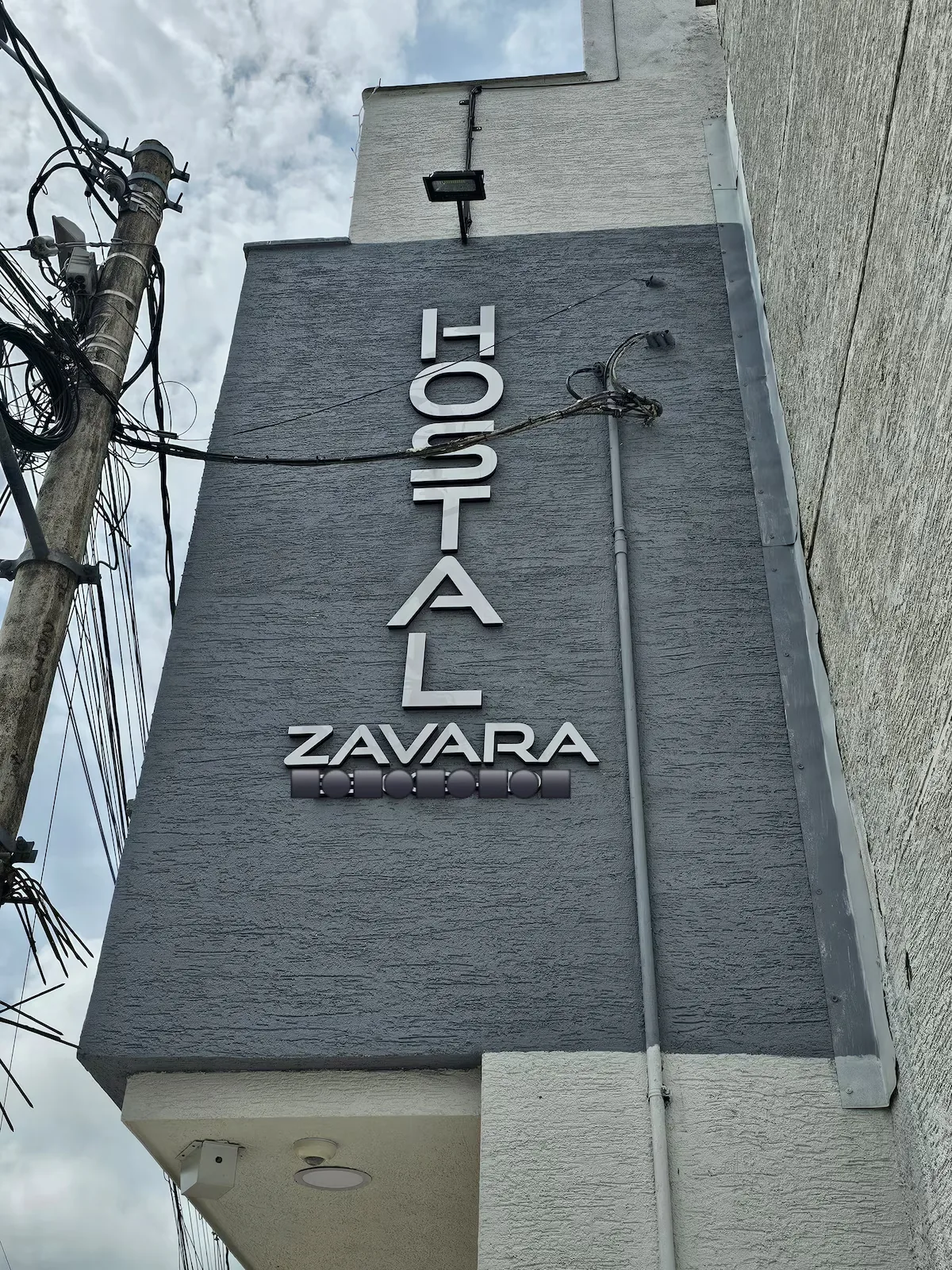 Acceso Hostal Zavara