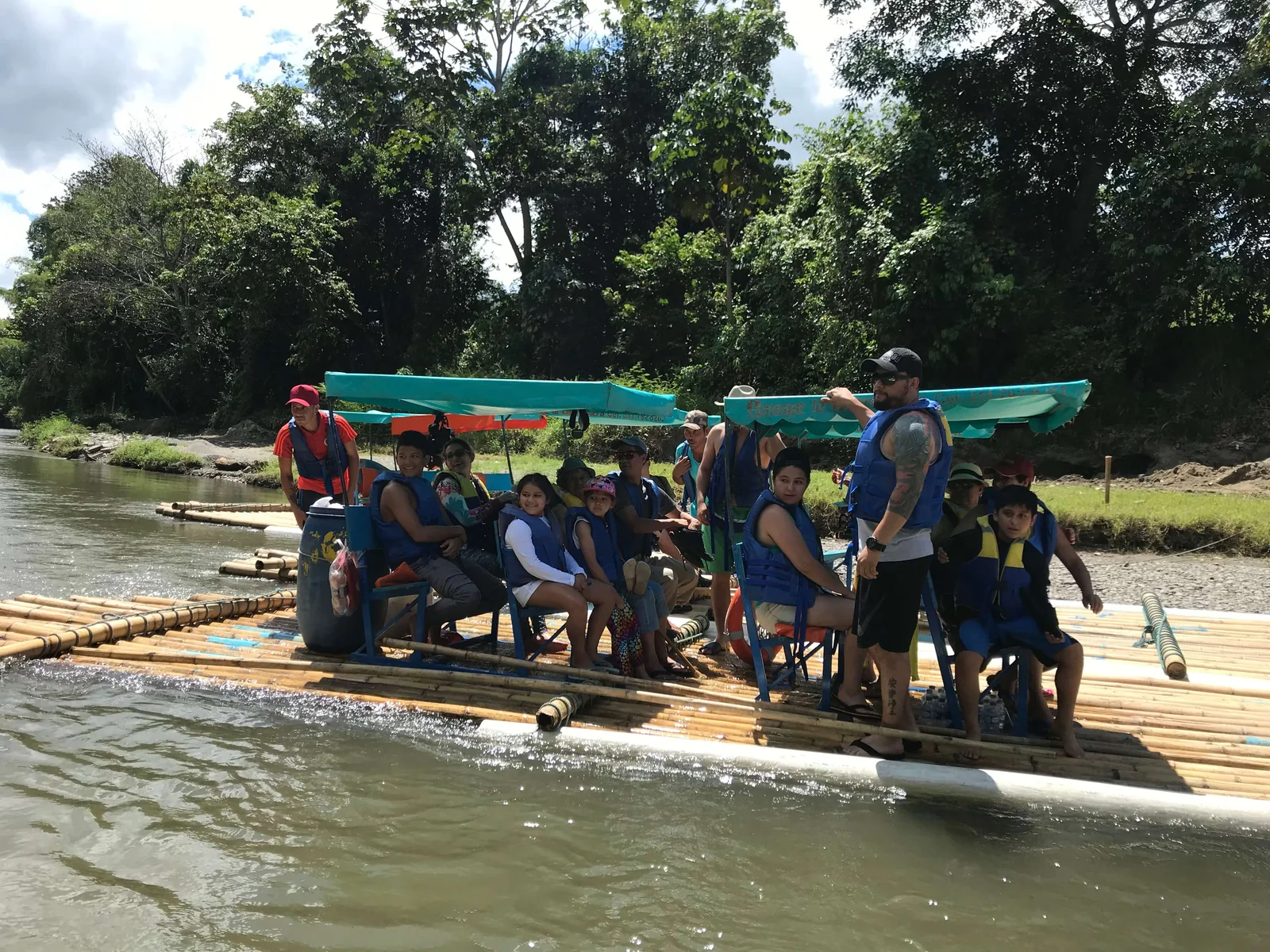 Familia en una balsa de guadua navegando el Río La Vieja en el Quindío