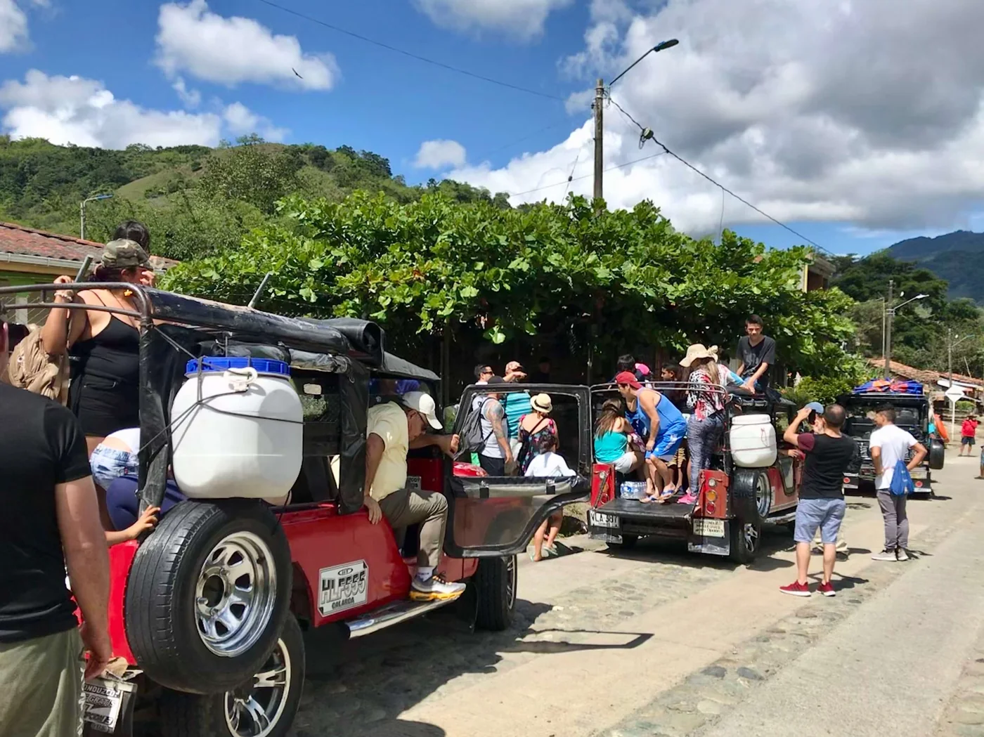 Turistas llegando en Jeep Willys al Río La Vieja para el balsaje