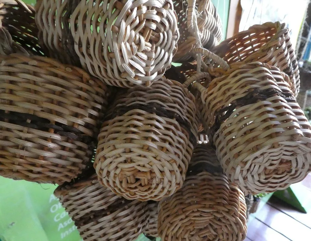 Canastos artesanales tejidos en bejuco durante la experiencia en Filandia, Quindío
