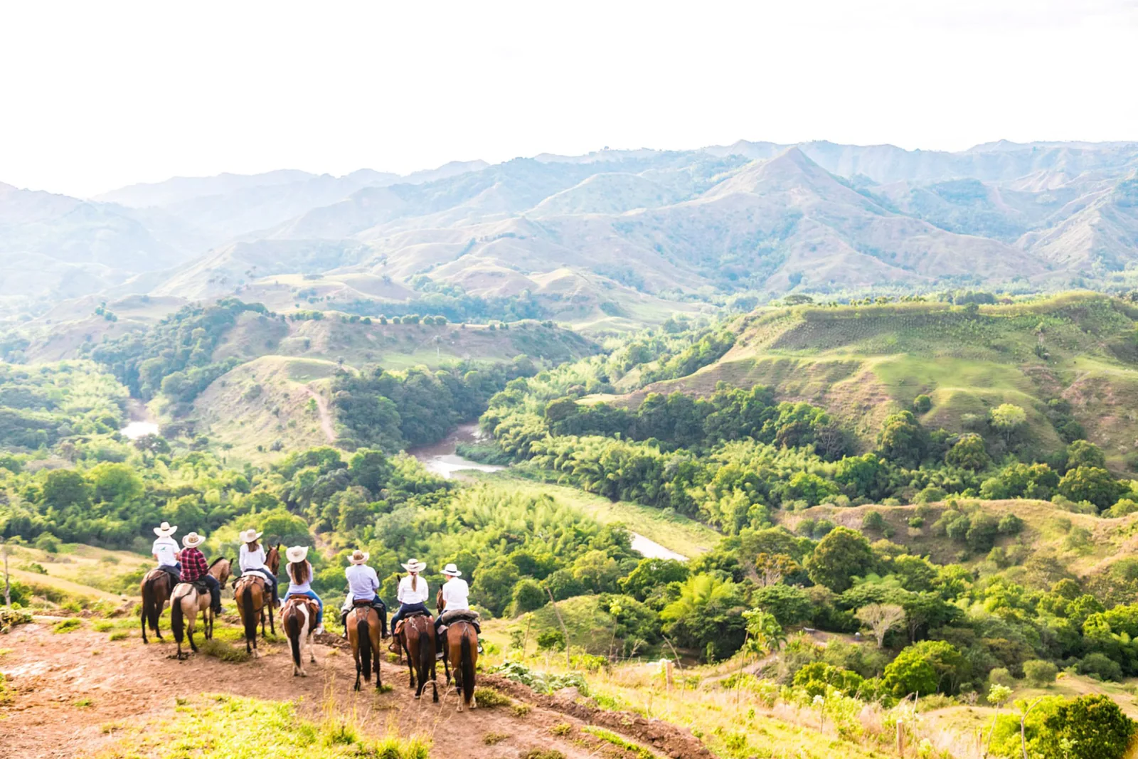 Panorámica de la cabalgata en el filo de la montaña, portada del video de recomendaciones de El Carmelo