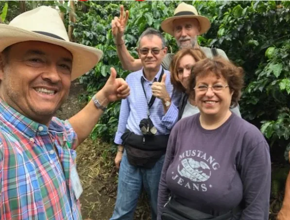 Visitantes recorriendo el cultivo de café durante el Coffee Tour en Armenia, Quindío