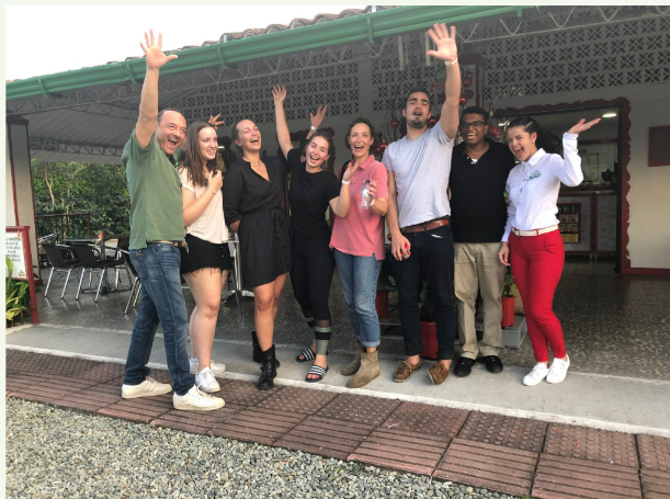 Grupo de visitantes disfrutando el Coffee Tour + Coffee Shop en Armenia