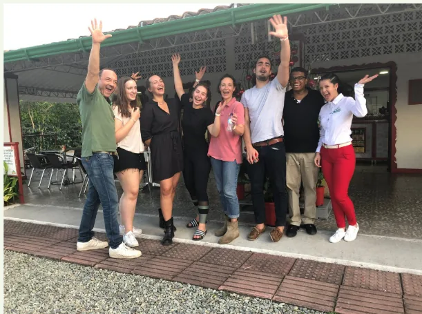 Grupo de visitantes disfrutando el Coffee Tour + Coffee Shop en Armenia