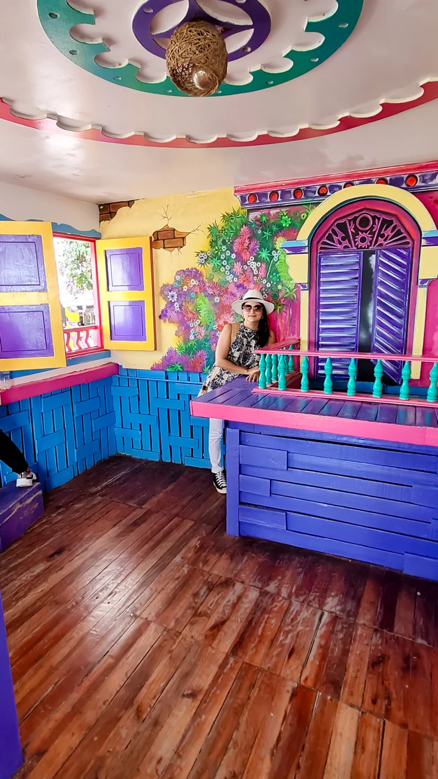 Rincón interior lleno de color inspirado en la casita mágica, en el Mirador Encanto