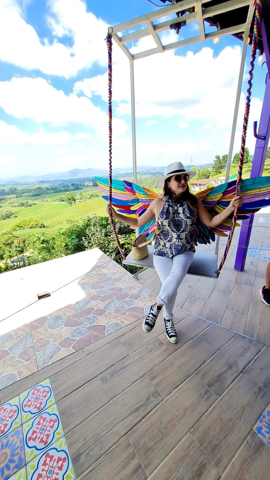 Columpio con alas de colores sobre el valle cafetero, en el Mirador Encanto de Filandia