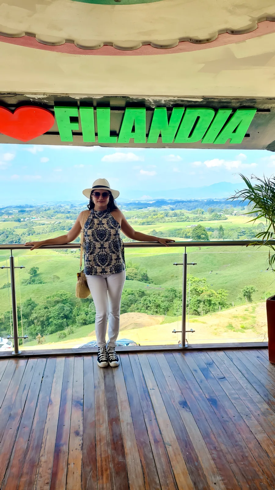 Balcón del Mirador Encanto con las letras de Filandia y el valle cafetero al fondo