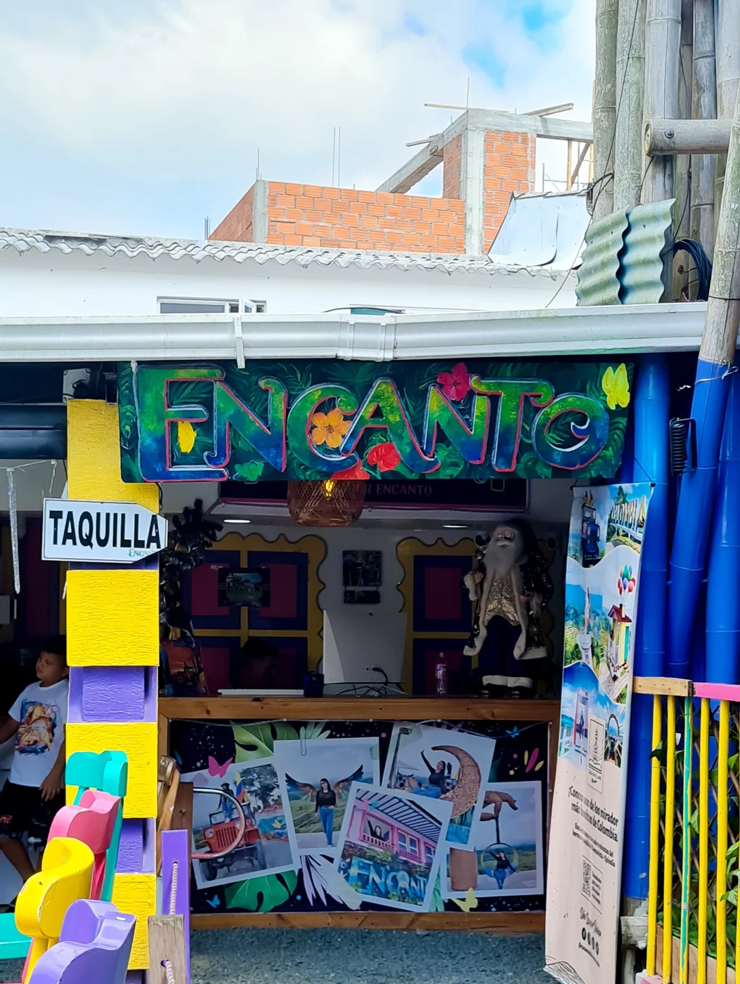 Taquilla del Mirador Encanto con mural de las zonas de fotos