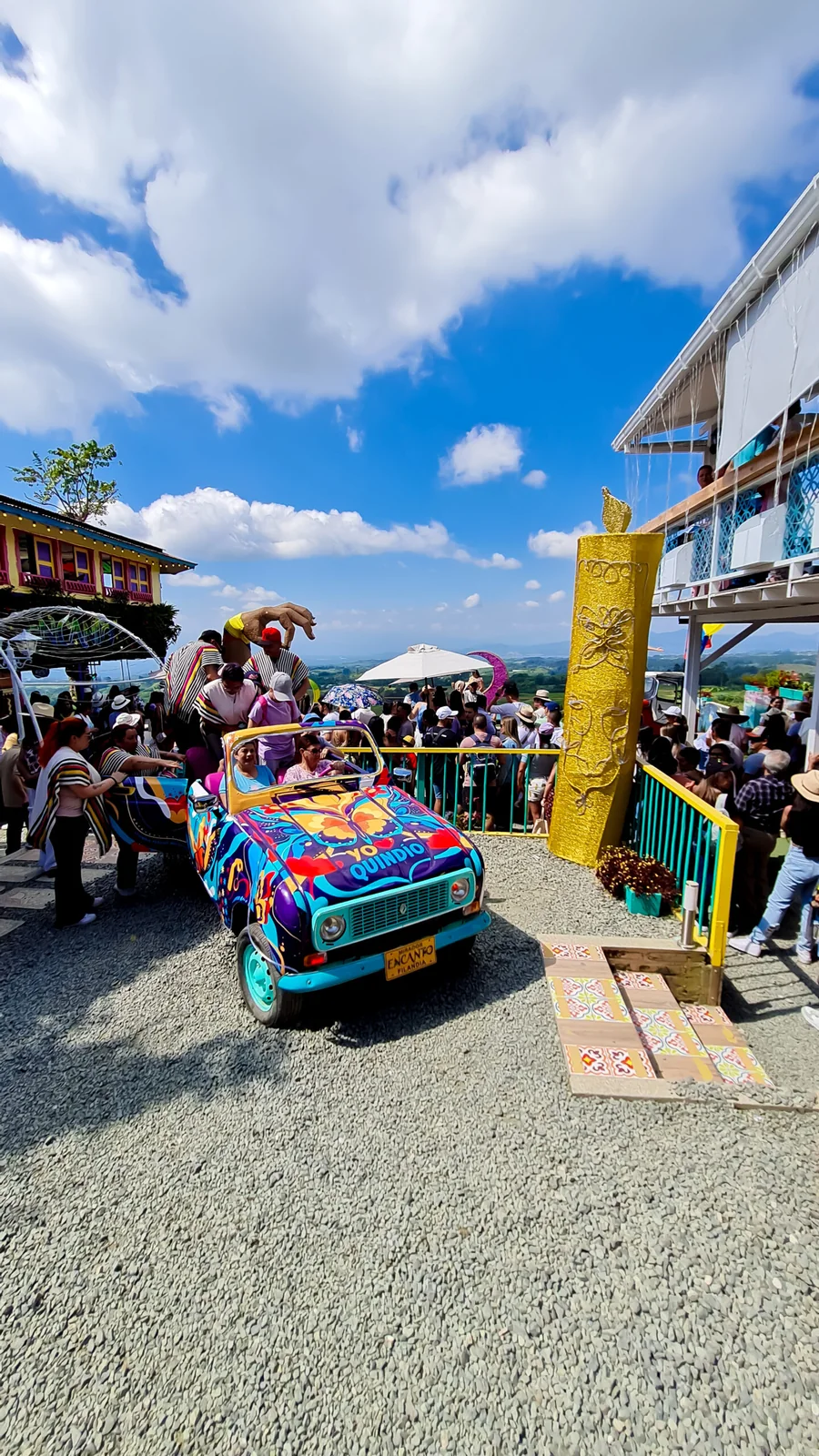 Willys de colores Yo Quindío junto a la vela dorada en el Mirador Encanto de Filandia