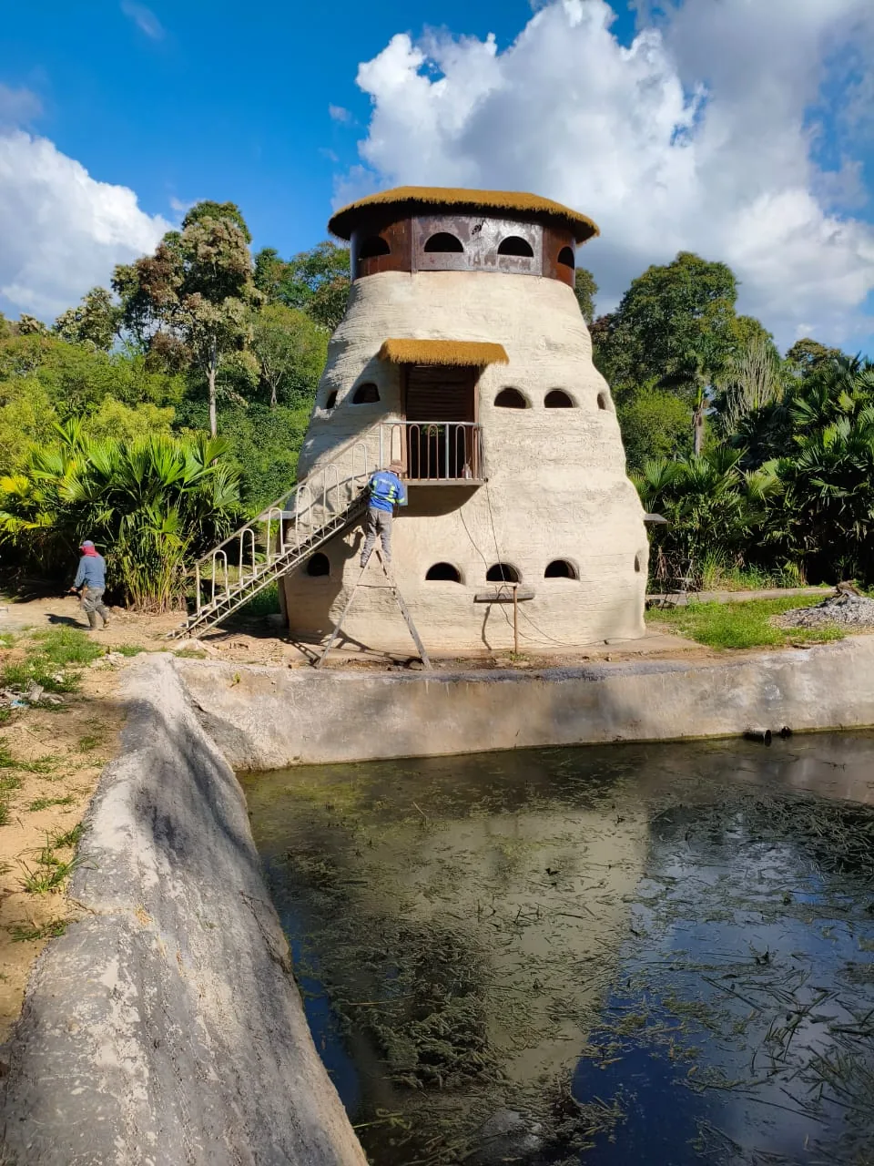 Mirador de tierra (superadobe) de Finca Bío bajo un cielo azul