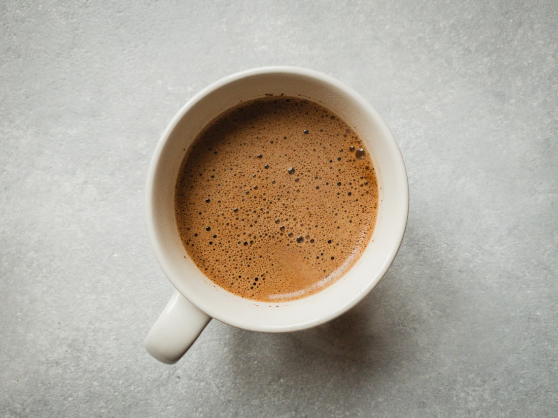 Taza de chocolate caliente hecho con el cacao de la finca