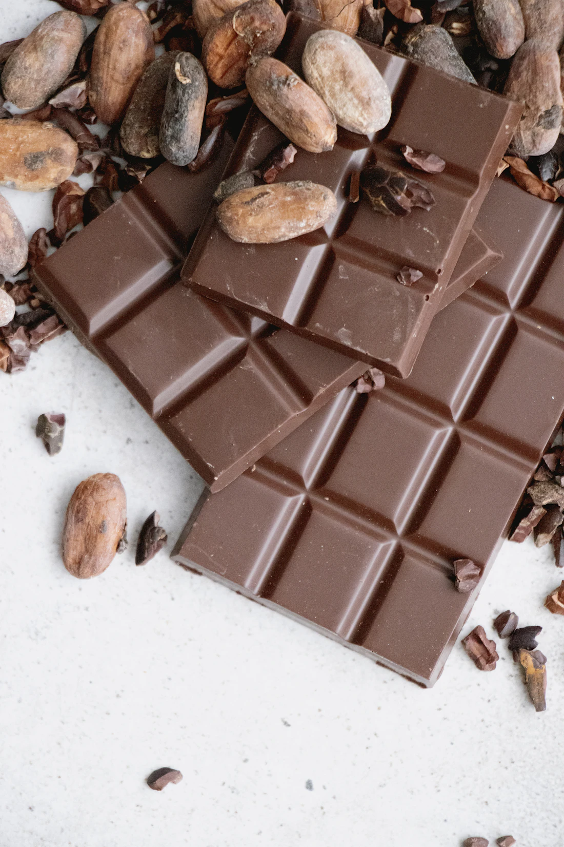 Chocolate artesanal junto a granos de cacao de Finca La Alejandra