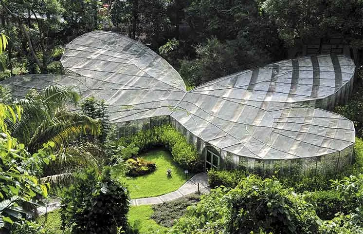 Mariposario en forma de mariposa gigante en el Jardín Botánico del Quindío