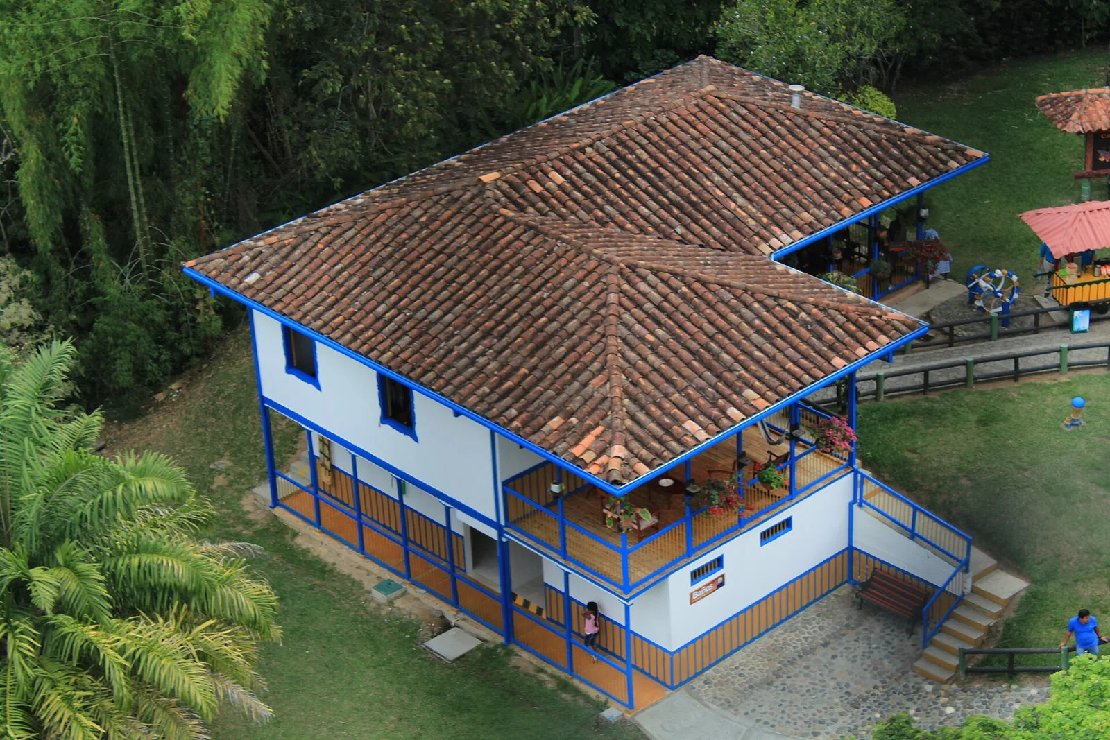 Casa paisa tradicional de tejas y balcones azules en el Parque del Café