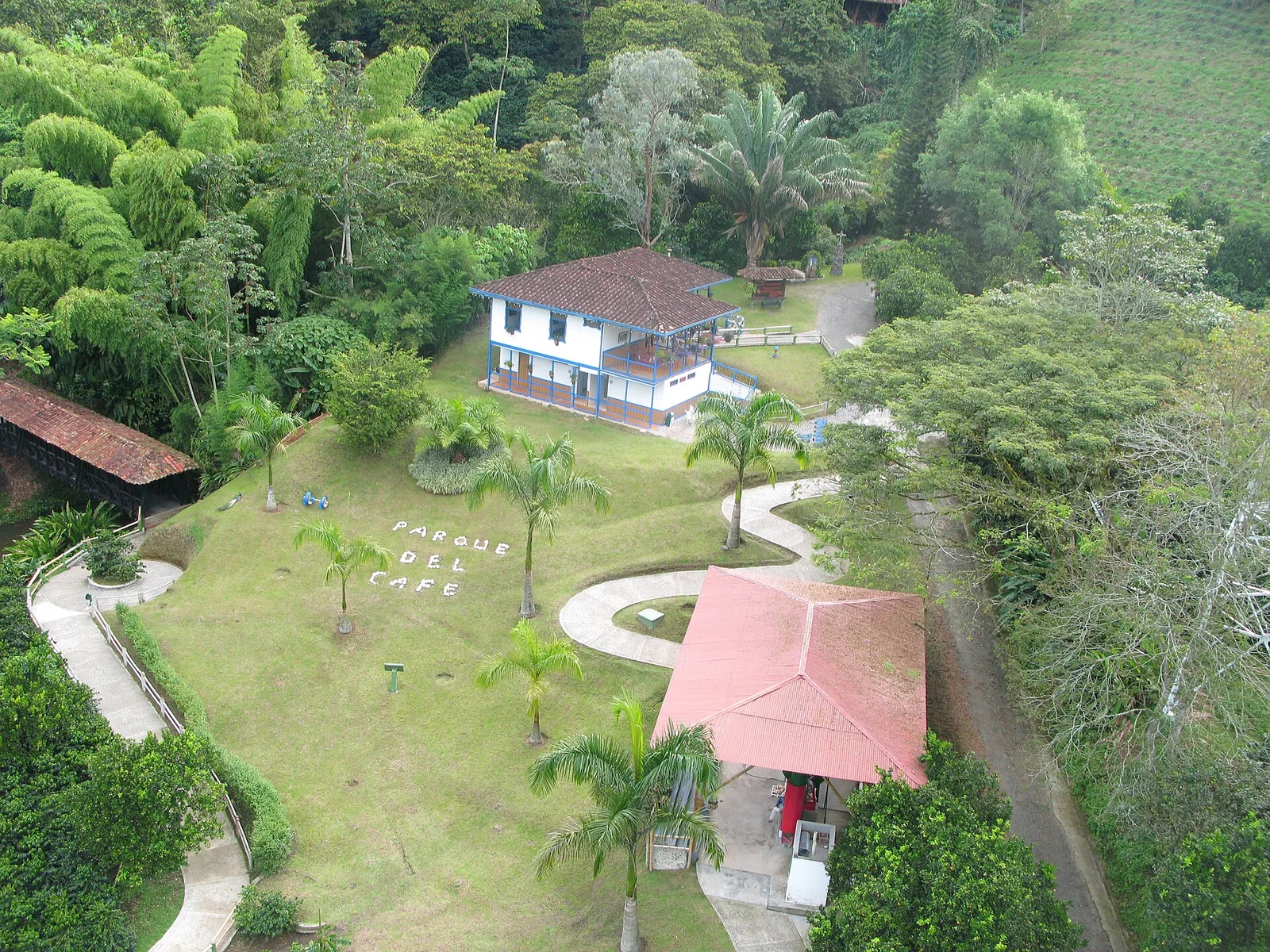 Casa paisa con el letrero Parque del Café en el jardín, vista aérea
