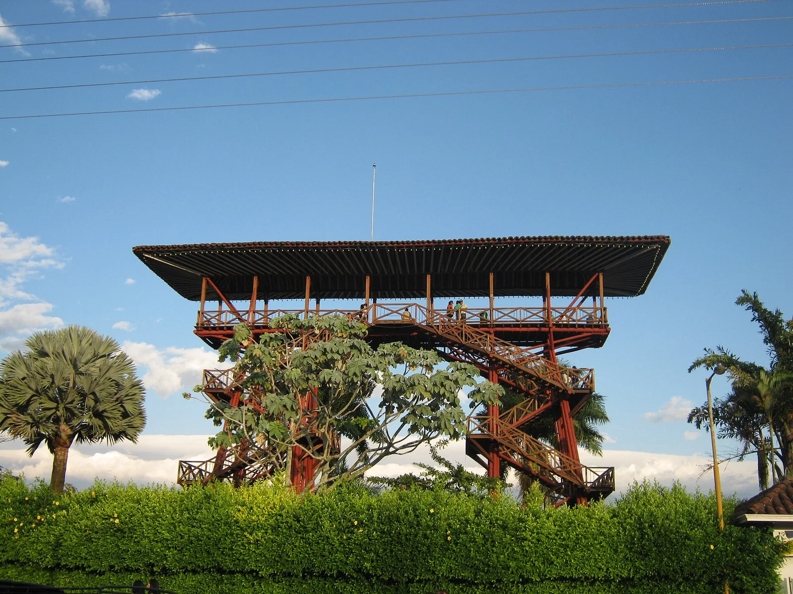 Torre Mirador del Parque del Café, con su estructura de madera y teja, en el Quindío