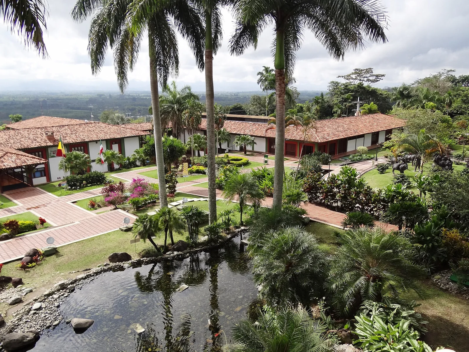 Casas coloniales del Museo del Café entre palmas y jardines, Parque del Café
