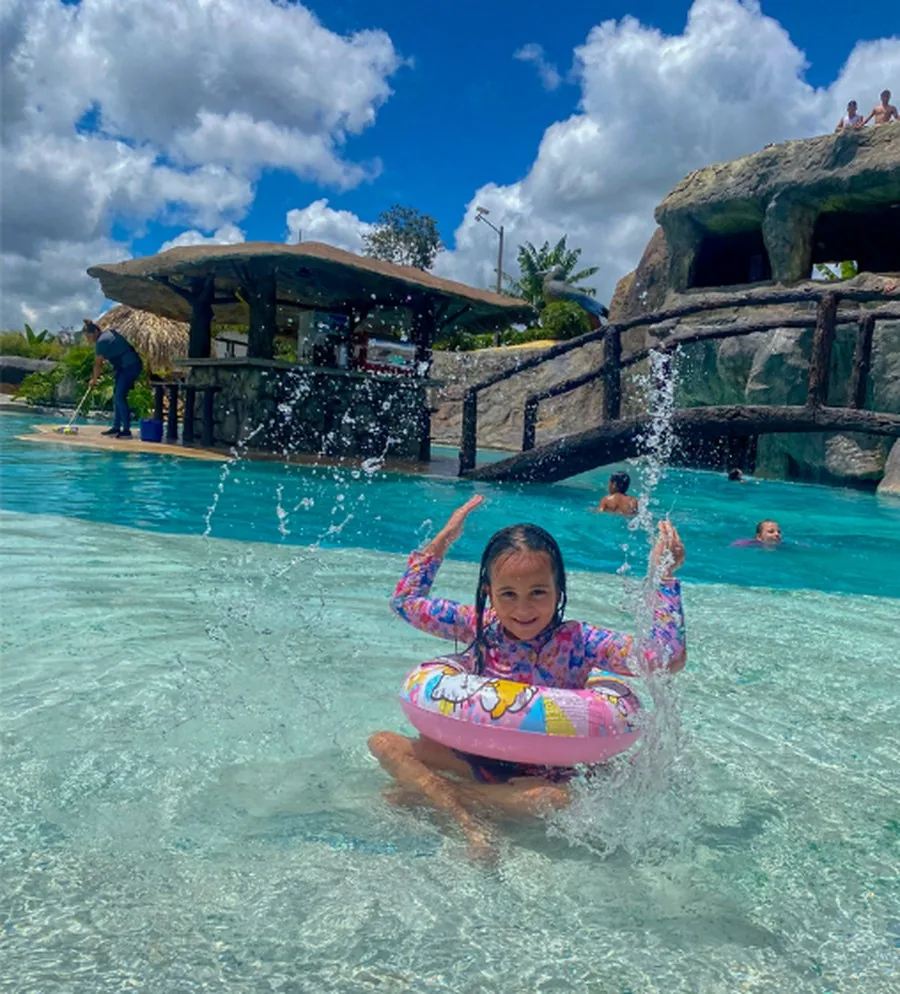 Familia disfrutando la piscina de Parque Quimbayas en Quimbaya, Quindío