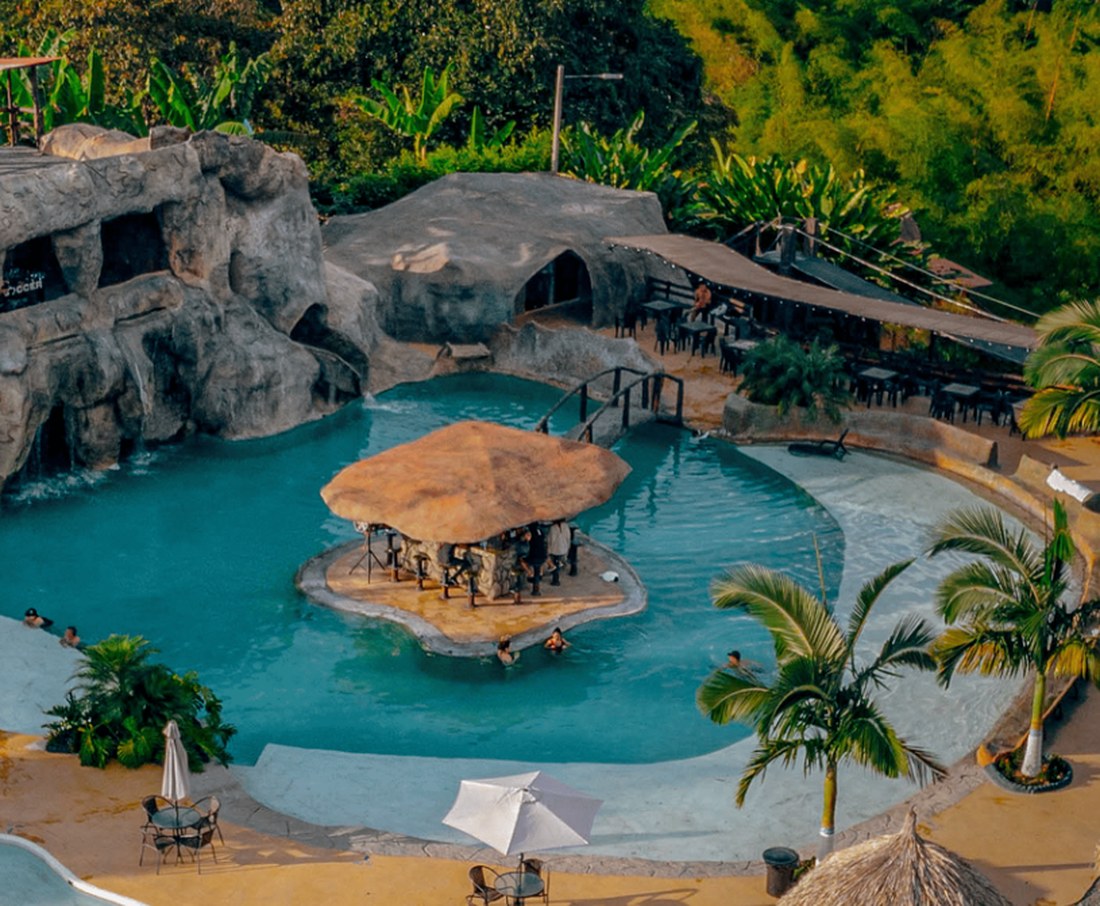 Piscina, naturaleza y zonas temáticas de Parque Quimbayas en Quimbaya
