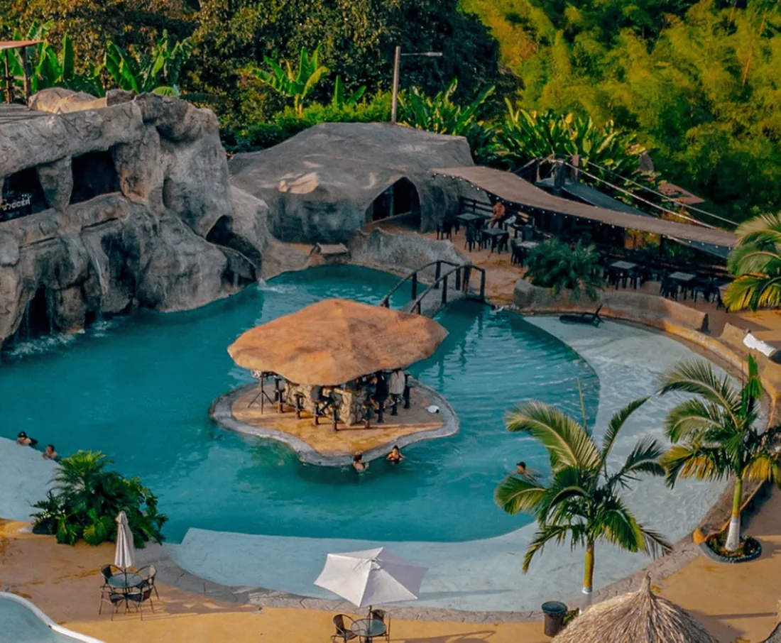 Piscina, naturaleza y zonas temáticas de Parque Quimbayas en Quimbaya
