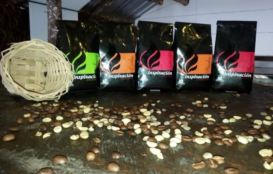 Café de la Hacienda Combia junto a un canasto de guadua