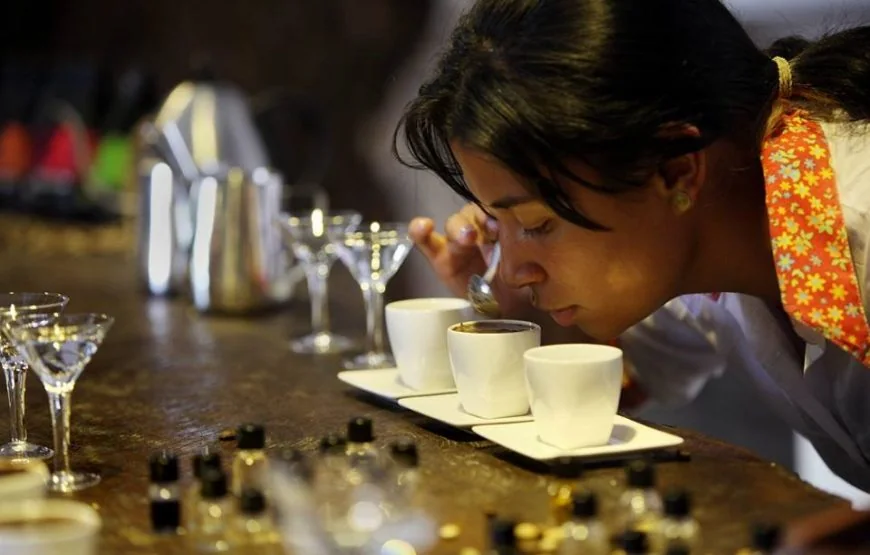 Catación de café en la Ruta del Café de la Hacienda Combia