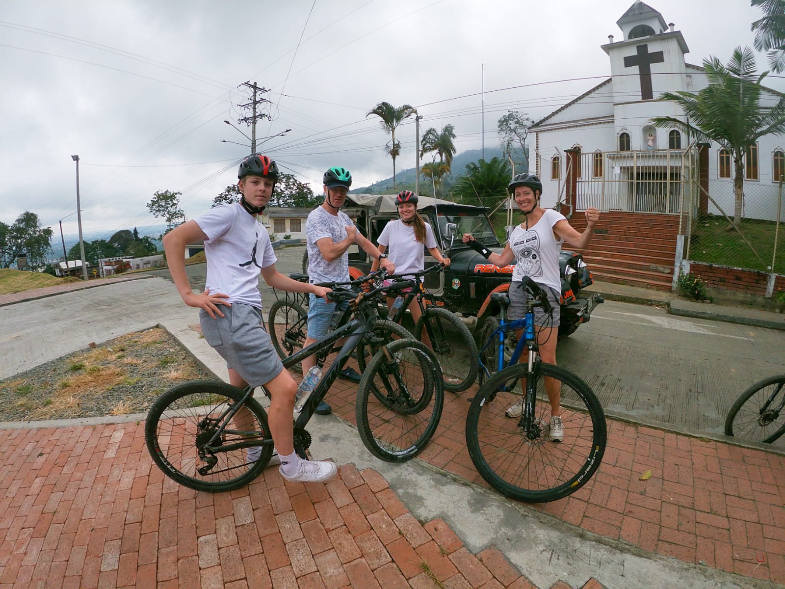 Ciclistas disfrutando el paisaje cafetero