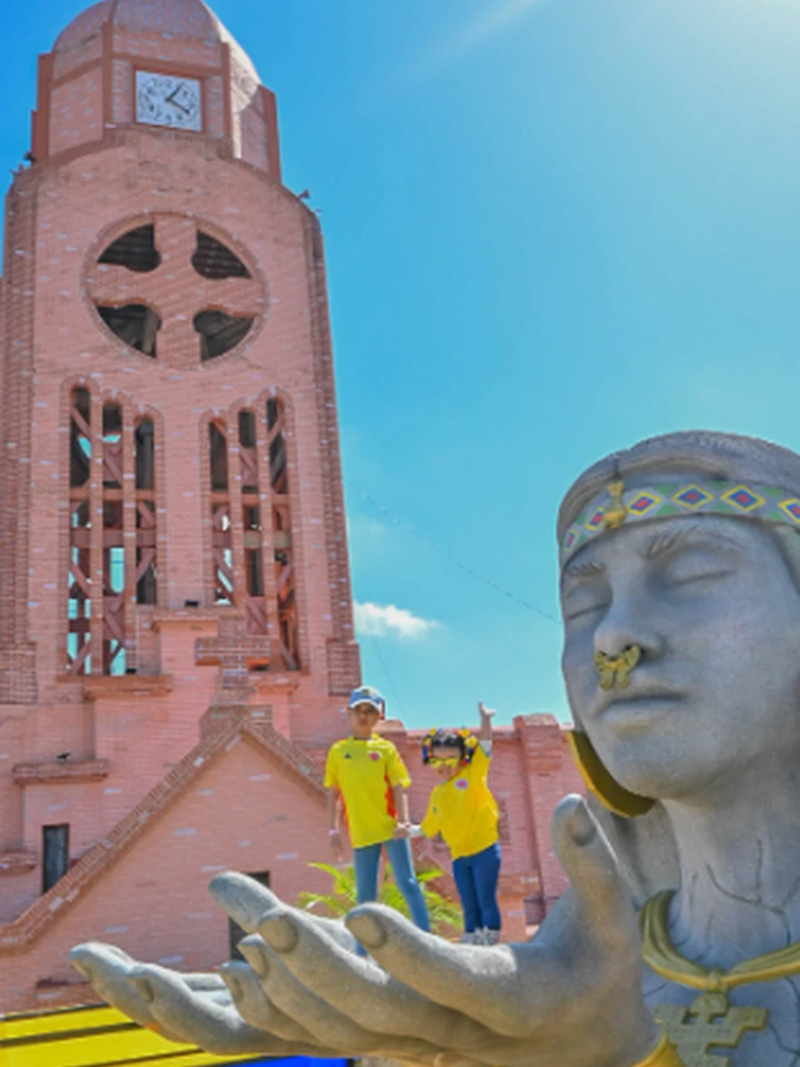 Terraza Quimbaya, foto con vista a la iglesia y paisaje de Quimbaya