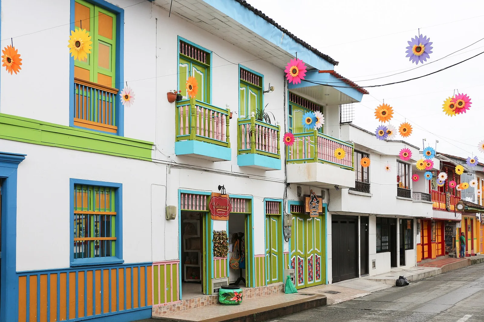 Calle de Filandia con fachadas de colores y flores de papel