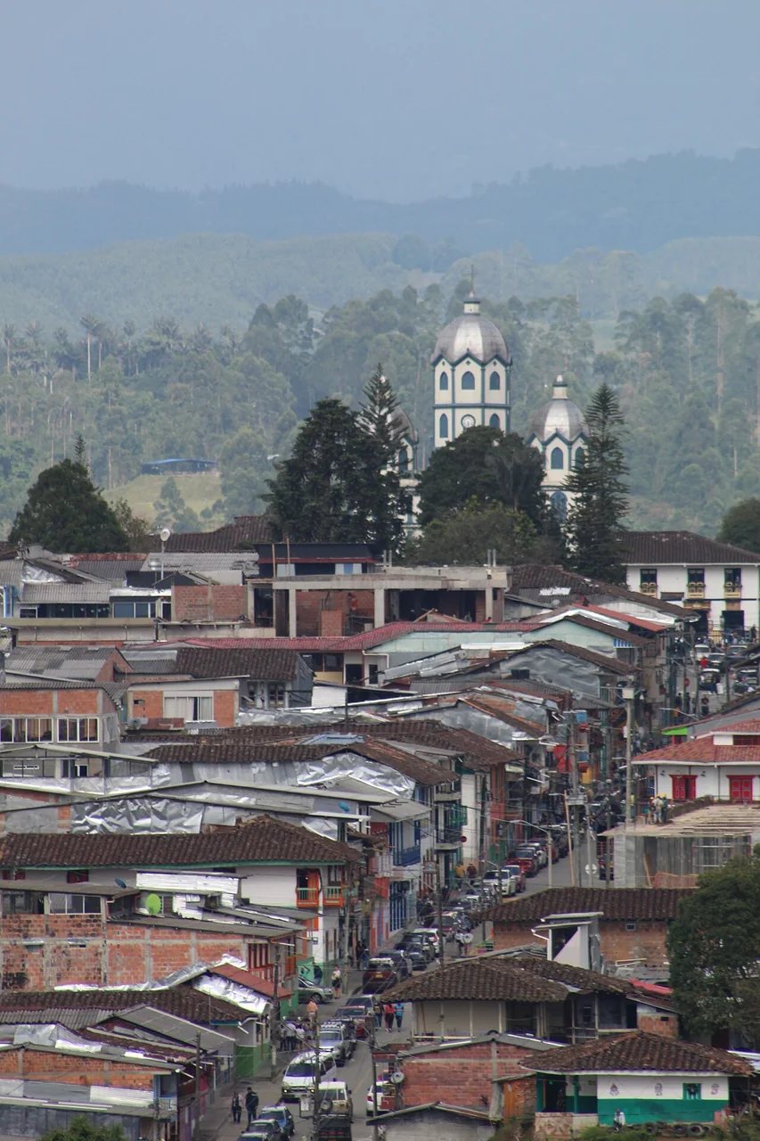 Filandia vista desde el mirador, con sus torres y tejados, en el Quindío