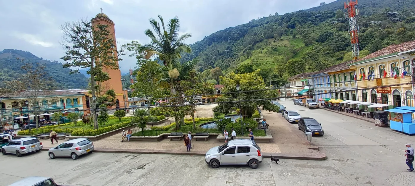 Plaza de Pijao entre montañas, Quindío