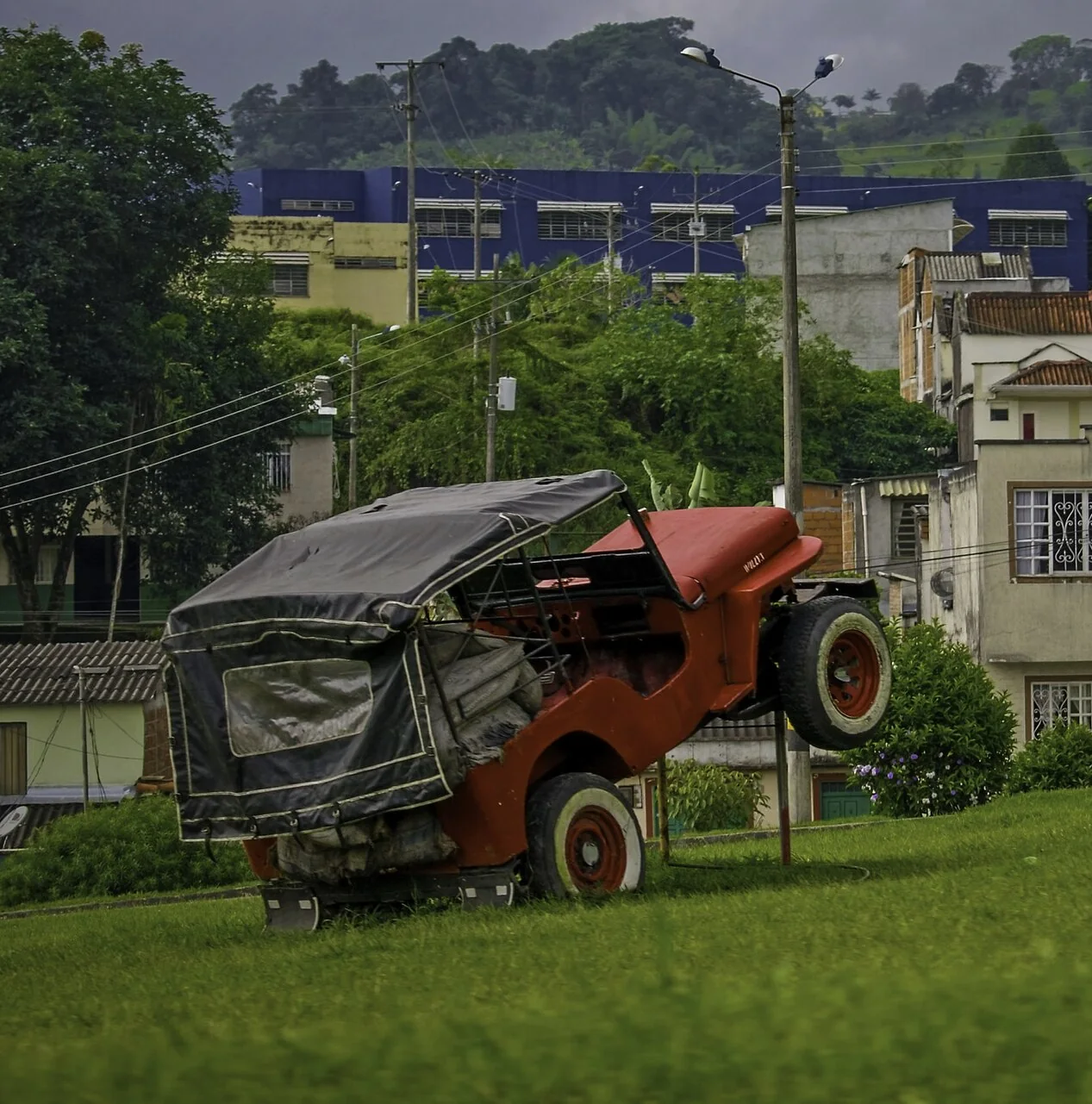 Jeep Willys, ícono del Eje Cafetero, en un pueblo del Quindío