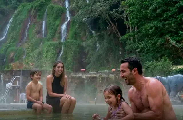 Familia disfrutando las piscinas termales de Santa Rosa de Cabal